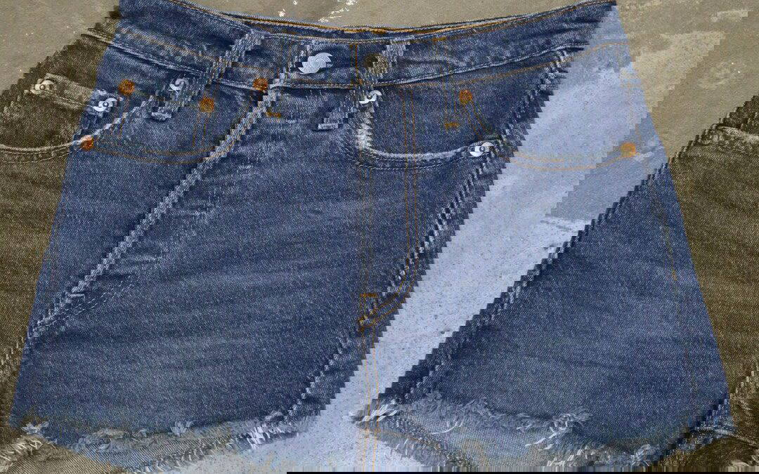 VINTAGE Levi’s Denim Shorts (uk8)
