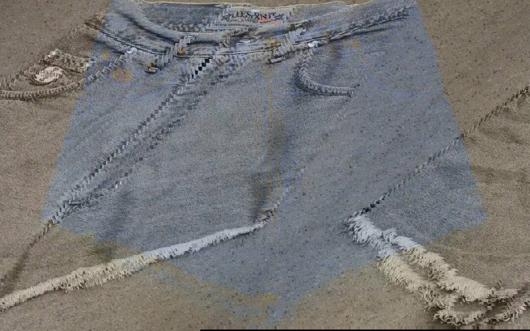 VINTAGE blue denim Shorts (uk10)